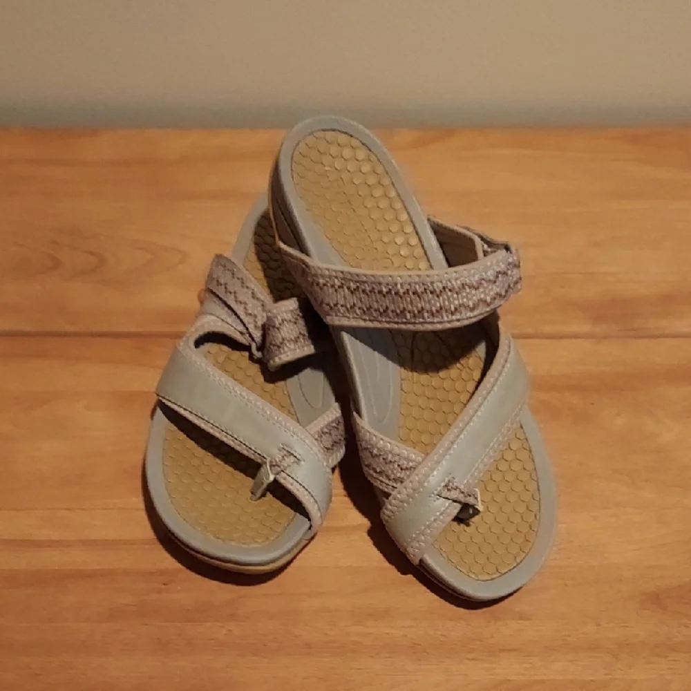 BareTraps Tan and Cream Sandals - Picture 1 of 6
